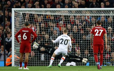 Decisivo novamente! Após bela assistência contra o City, Alisson defende pênalti e brilha em nova vitória do Liverpool, na Premier League