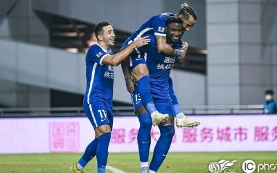 Artilheiro do Chinês, com 23 gols, Markão comemora mais dois tentos em goleada do líder Wuhan Three Towns e conta como tem feito para assistir o Brasil em um dos poucos países a seguir com jogos durante a Copa