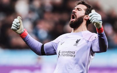 Alisson é eleito melhor jogador do Liverpool na temporada e comenta retorno à Seleção: “É sempre uma grande honra e um prazer defender o Brasil”