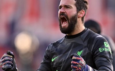 Alisson é decisivo para mais uma vitória e Liverpool assume liderança da Premier League: “Momento importante e positivo para todo o nosso grupo”