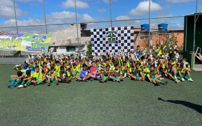 Por uma Páscoa mais doce! Lucas Esteves, do Vitória, faz doação de ovos de chocolate para projeto social em Osasco