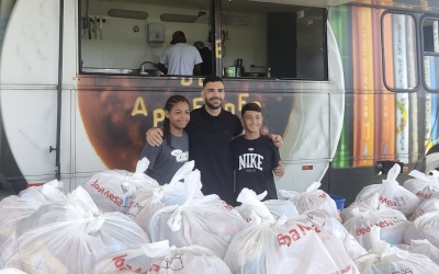 Convidado pelo ídolo Colorado Tinga, meio-campo Bruno Henrique visita projeto social na periferia de Porto Alegre e faz doação de alimentos