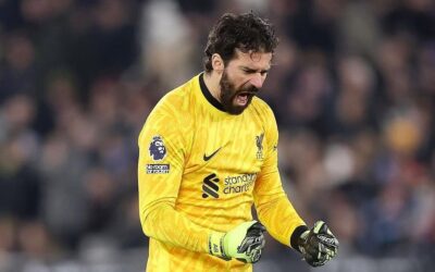 Ídolo e dono de marcas expressivas pelo Liverpool, Alisson entrará para o Top 5 dos goleiros que mais vestiram a camisa dos Reds: “Honrado e grato por tudo”