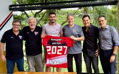 Titular absoluto, líder e campeão! Rafael celebra renovação com o São Paulo e projeta legado no clube