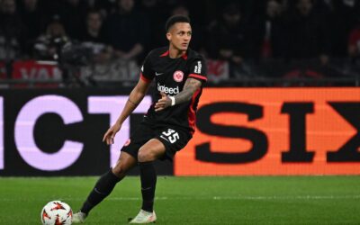 Tuta comemora vitória do Eintracht Frankfurt sobre o Ajax na Johan Cruijff Arena e vantagem na Liga Europa