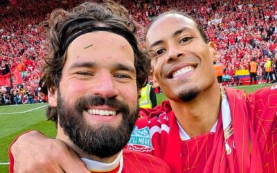 Alisson vibra com 20º título inglês do Liverpool e se torna o primeiro brasileiro bicampeão pelos Reds
