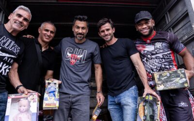 Luan, meio-campista do São Paulo, distribui brinquedos no Dia das Crianças no Morro Doce, periferia onde passou sua infância